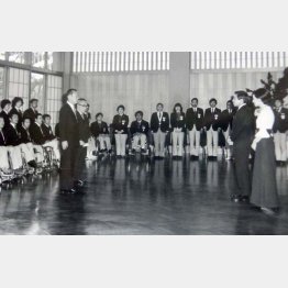 東宮御所に招かれたパラリンピック選手団（右が上皇ご夫妻）／（提供写真）