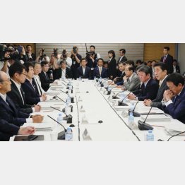 竹中は安倍正面、テーブル中央に座る（５日の未来投資会議）／（Ｃ）共同通信社