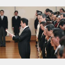 「退位礼正殿の儀」で国民代表の辞を述べる安倍首相（代表撮影）