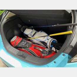 ゴルフバッグを２セット入れるにはドライバーを抜く必要が…（写真）小沢コージ