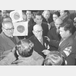 後宮淳（中央）は1973年まで生きた。写真は56年にソ連から復員したときのもの（Ｃ）共同通信社