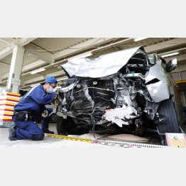 車体はペチャンコ（４日、福岡で起きた多重事故）／（Ｃ）共同通信社