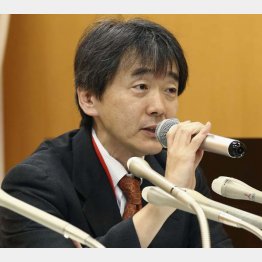 規制改革推進会議後、記者会見する作業部会の原英史座長（2018年4月）／（Ｃ）共同通信社