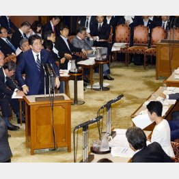 「老後2000万円」の金融庁報告書について、立憲民主党の蓮舫氏（右端）の質問に答弁する安倍首相／（Ｃ）共同通信社