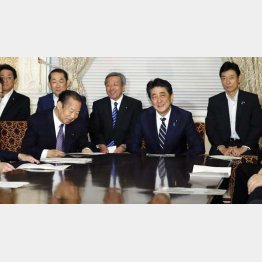 国民そっちのけだ（自民党役員会に臨む安倍首相）／（Ｃ）共同通信社
