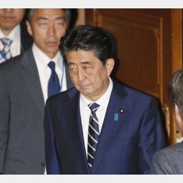 10日、参院決算委での安倍首相は不機嫌極まりない面持ちで…（Ｃ）共同通信社