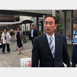 大阪地裁を出る籠池氏と夫人（左後ろ）／（撮影・相澤冬樹）