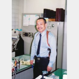 腰には拳銃が…（提供写真）