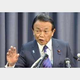 麻生財務大臣は金融庁の報告書は「受け取らない」と述べた（Ｃ）共同通信社