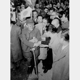 １９５５年４月、富永恭次はソ連から帰国した（Ｃ）共同通信社