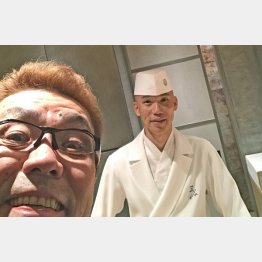 「四谷三谷」の店主、三谷さんと（提供写真）