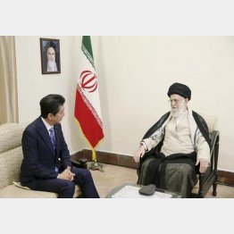ハメネイ師（右）と会談する安倍首相（イラン最高指導者事務所提供・共同）