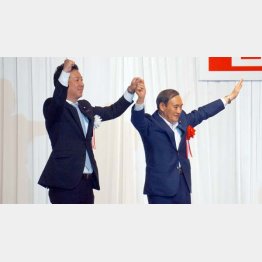 「イージス」に触れず野党攻撃（中泉松司候補総決起大会で、秋田入りした菅官房長官＝右）／（Ｃ）日刊ゲンダイ