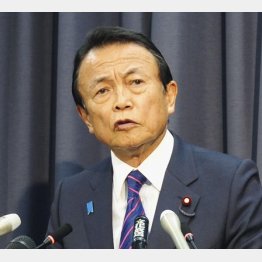 なかったことにはできない（「報告書受け取らない」と会見する麻生金融相）／（Ｃ）共同通信社