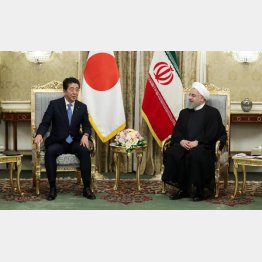 中東の実力者から、アメリカのメッセンジャーと正式に位置づけられて…（Ｃ）ロイター／イラン最高指導者公式ウェブサイト