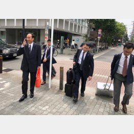 裁判所に入る籠池氏と弁護団（右が水谷弁護士）（提供写真）