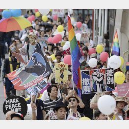 ヘイトスピーチに抗議しデモ行進する参加者（Ｃ）共同通信社