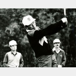 プロ顔負け華麗なスイングの中村稔さん（提供写真）