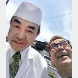 「草喰なかひがし」の店主・中東久雄さん（左）と／（提供写真）