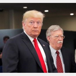 何をするかわからない（トランプ大統領とボルトン補佐官）（Ｃ）ロイター／共同