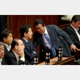 無責任すぎる（21日、衆院本会議での安倍首相と麻生金融担当相）／（Ｃ）日刊ゲンダイ