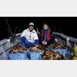 「東北食べる通信」の取材で（右が高橋社長）／（提供写真）