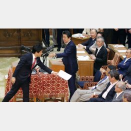 党首討論で、金融庁の報告書を麻生金融担当相に渡そうとし、安倍首相に止められる国民民主党の玉木代表（Ｃ）日刊ゲンダイ