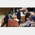 党首討論で、金融庁の報告書を麻生金融担当相に渡そうとし、安倍首相に止められる国民民主党の玉木代表（Ｃ）日刊ゲンダイ