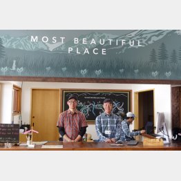 栂池ビジターセンター（右が猪股さん）／（Ｃ）日刊ゲンダイ