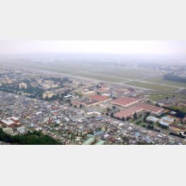 米軍横田基地と周辺の住宅街（Ｃ）共同通信社
