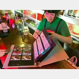 ファイルブックには珍宝コレクションが!（Ｃ）日刊ゲンダイ