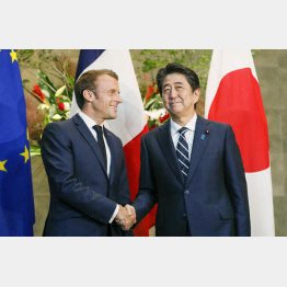 マクロン仏大統領と安倍首相（Ｃ）共同通信社