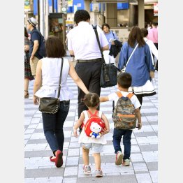 テレワークといっても朝５時にどこの託児所が…（Ｃ）日刊ゲンダイ