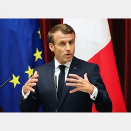 難題を突き付けたマクロン仏大統領（Ｃ）ロイター