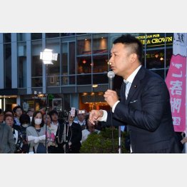 街頭で訴えかける「れいわ新撰組」の山本太郎代表／（Ｃ）日刊ゲンダイ