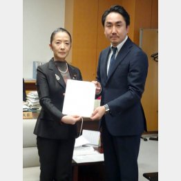 文科省を訪問したLINE株式会社の出澤剛社長（Ｃ）日刊ゲンダイ