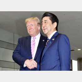 Ｇ２０で来日し安倍首相と握手をするトランプ米大統領（Ｃ）ＪＭＰＡ