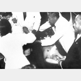 国家権力による弾圧、暴力に抗議して割腹した（Ｃ）共同通信社