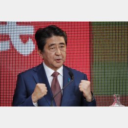 党首討論で、参院選は憲法が争点と述べる安倍首相（Ｃ）日刊ゲンダイ