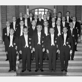 相川勝六は昭和40（1965）年に「勲一等瑞宝章」を受勲した（最前列左から2番目）／（Ｃ）共同通信社