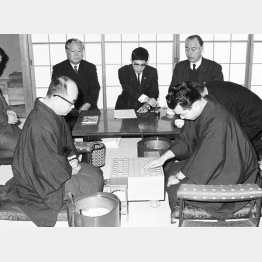 写真は大山康晴王将（左）と挑戦者加藤一二三・八段の王将戦での対局（Ｃ）共同通信社