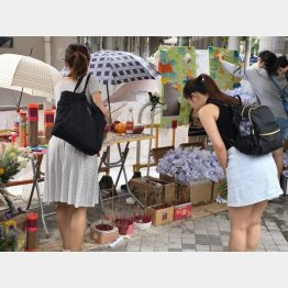 手を合わせる人の列が絶えない（２人目の自殺現場の裁断）／（提供写真）
