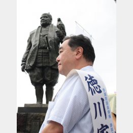 徳川家広候補は家康像の前で第一声（Ｃ）日刊ゲンダイ