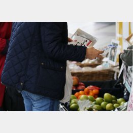 ますます節約…（Ｃ）日刊ゲンダイ