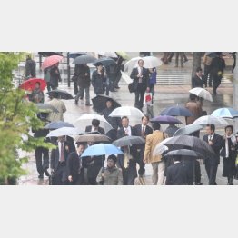 明けぬ「梅雨冷え」／（Ｃ）日刊ゲンダイ