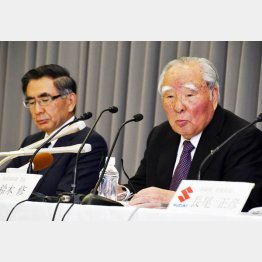 40年以上も経営トップの修会長（右）と俊宏社長／（Ｃ）日刊ゲンダイ