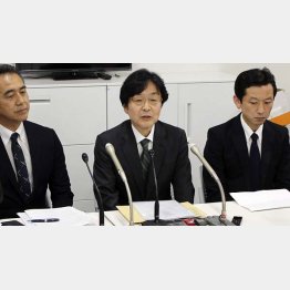セブンペイで５千万円の被害、記者会見するセブン・ペイの小林強社長（中央）ら（Ｃ）共同通信社