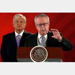 辞任したウルスア前メキシコ財務相（Ｃ）ロイター