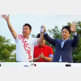中央からの応援ばかり（中泉松司候補の応援に駆けつけた小泉進次郎衆議院議員＝右）／（Ｃ）日刊ゲンダイ