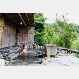 お馬さんと同じ源泉に入れる（喜楽苑）／（Ｃ）日刊ゲンダイ